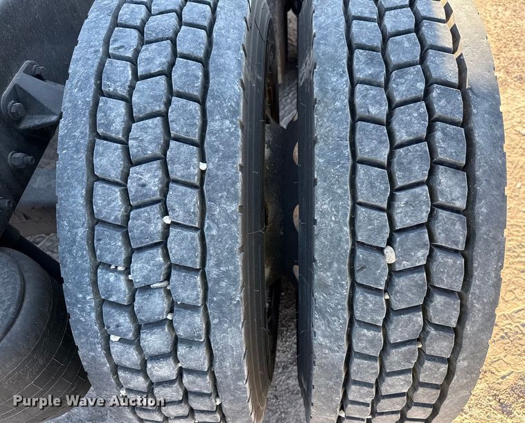 image for item YA0752 2018 Kenworth T680 semi truck