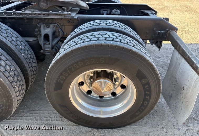 image for item YA0752 2018 Kenworth T680 semi truck