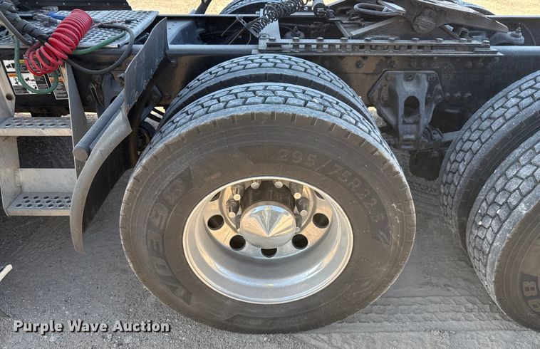 image for item YA0752 2018 Kenworth T680 semi truck