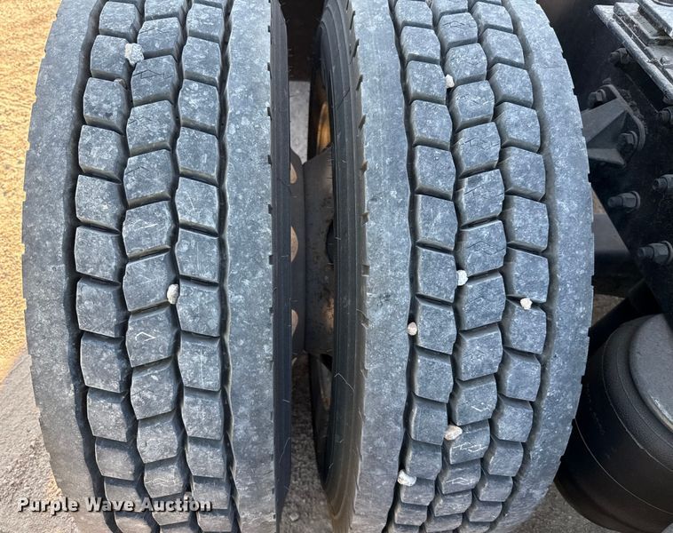 image for item YA0752 2018 Kenworth T680 semi truck