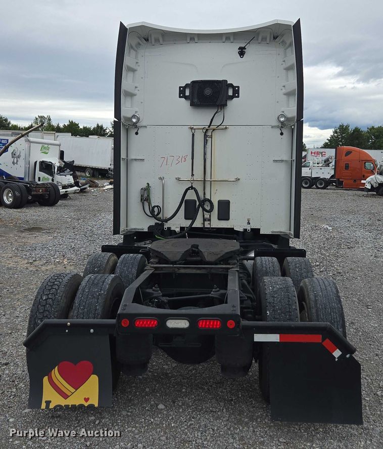 image for item YA0860 2020 Peterbilt 579 semi truck