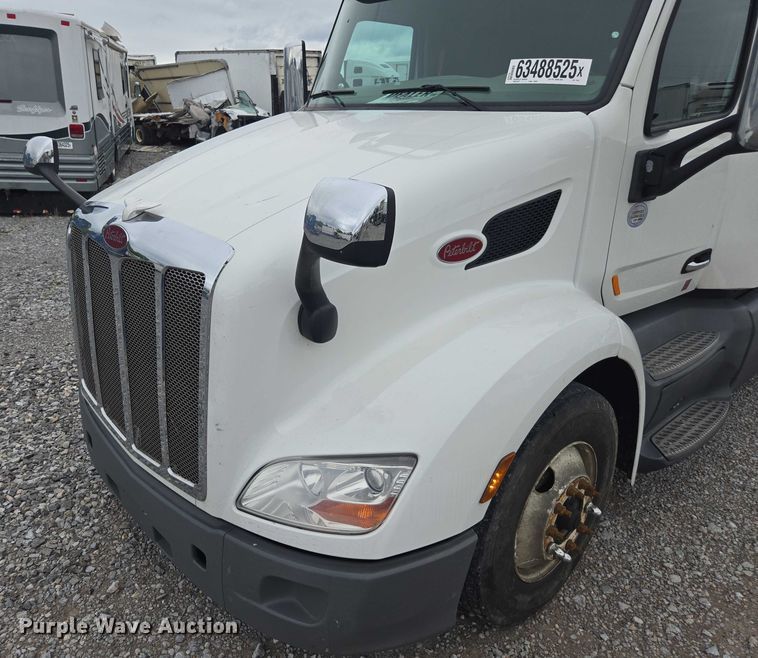 image for item YA0860 2020 Peterbilt 579 semi truck