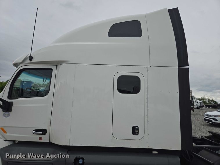 image for item YA0860 2020 Peterbilt 579 semi truck