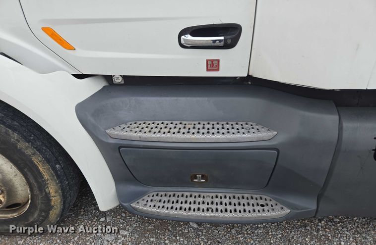 image for item YA0860 2020 Peterbilt 579 semi truck