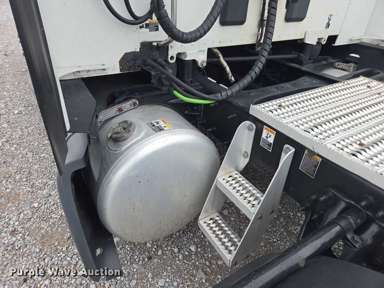 image for item YA0860 2020 Peterbilt 579 semi truck