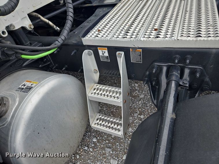 image for item YA0860 2020 Peterbilt 579 semi truck