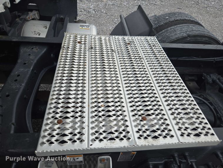 image for item YA0860 2020 Peterbilt 579 semi truck