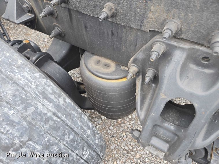 image for item YA0860 2020 Peterbilt 579 semi truck