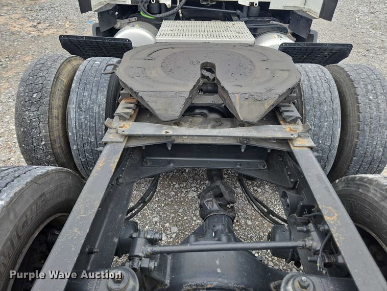 image for item YA0860 2020 Peterbilt 579 semi truck