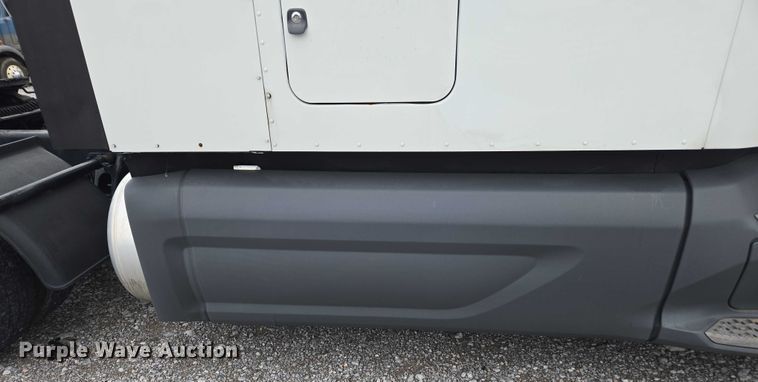 image for item YA0860 2020 Peterbilt 579 semi truck