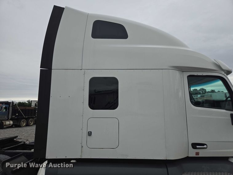 image for item YA0860 2020 Peterbilt 579 semi truck