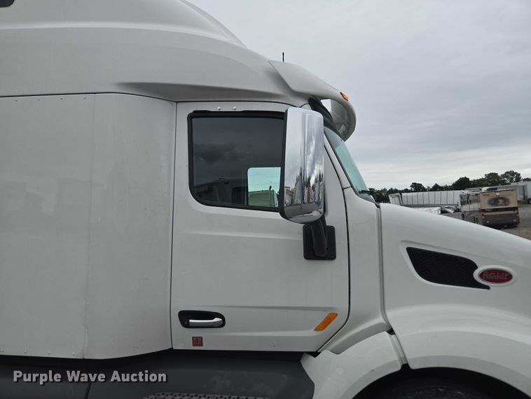 image for item YA0860 2020 Peterbilt 579 semi truck