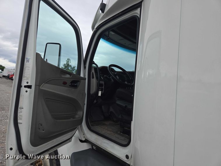 image for item YA0860 2020 Peterbilt 579 semi truck