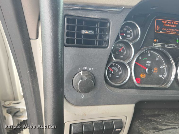 image for item YA0860 2020 Peterbilt 579 semi truck