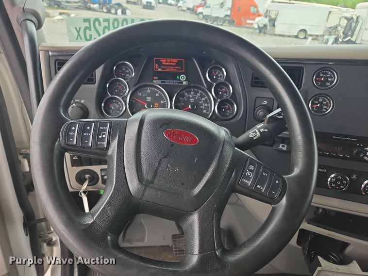 image for item YA0860 2020 Peterbilt 579 semi truck
