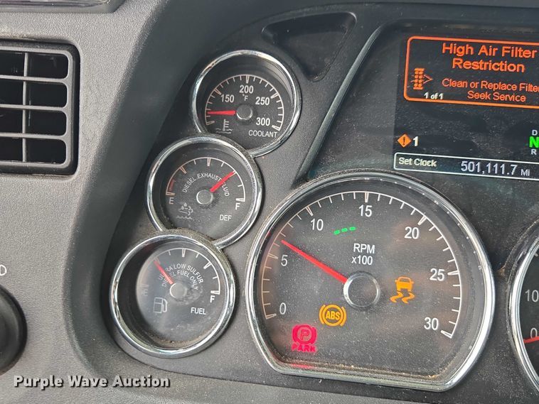 image for item YA0860 2020 Peterbilt 579 semi truck