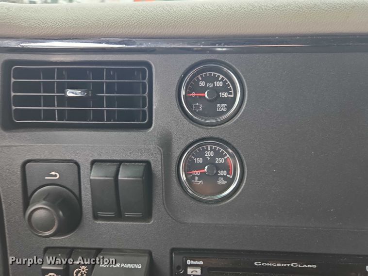 image for item YA0860 2020 Peterbilt 579 semi truck