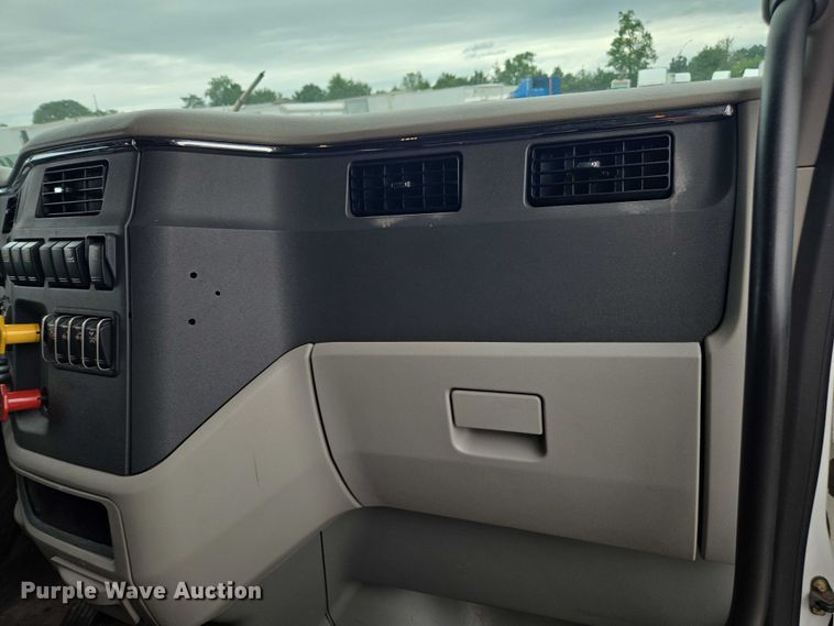 image for item YA0860 2020 Peterbilt 579 semi truck