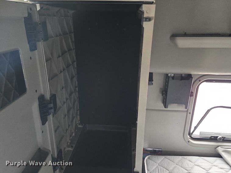 image for item YA0860 2020 Peterbilt 579 semi truck