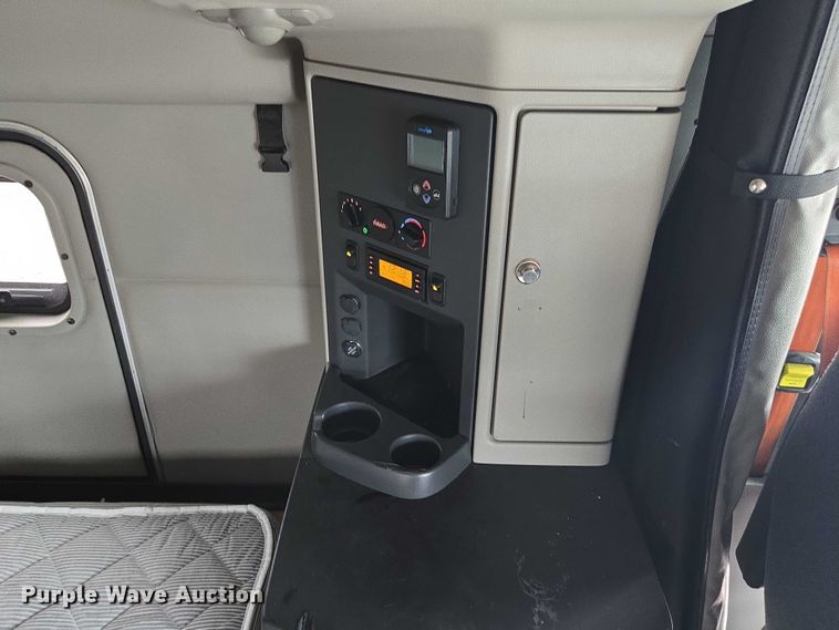 image for item YA0860 2020 Peterbilt 579 semi truck