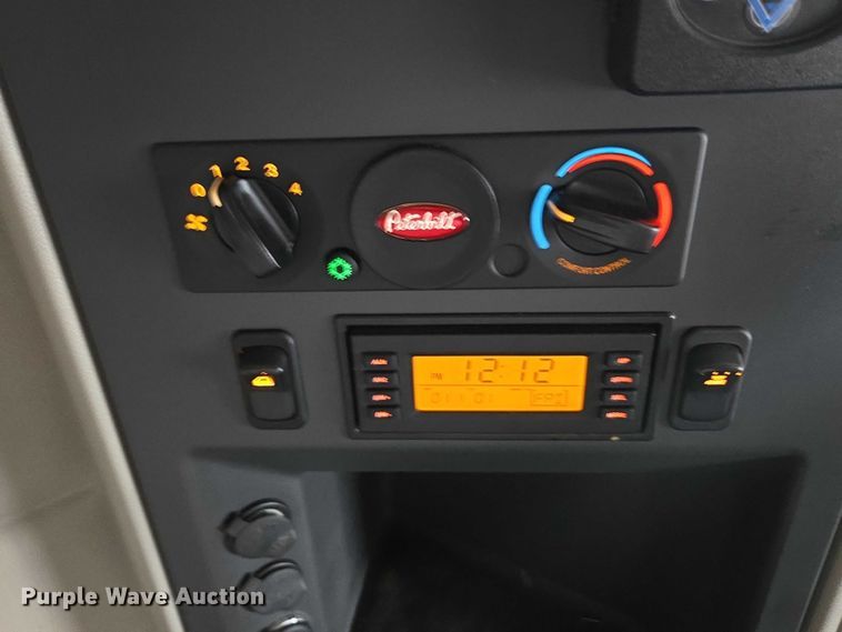 image for item YA0860 2020 Peterbilt 579 semi truck