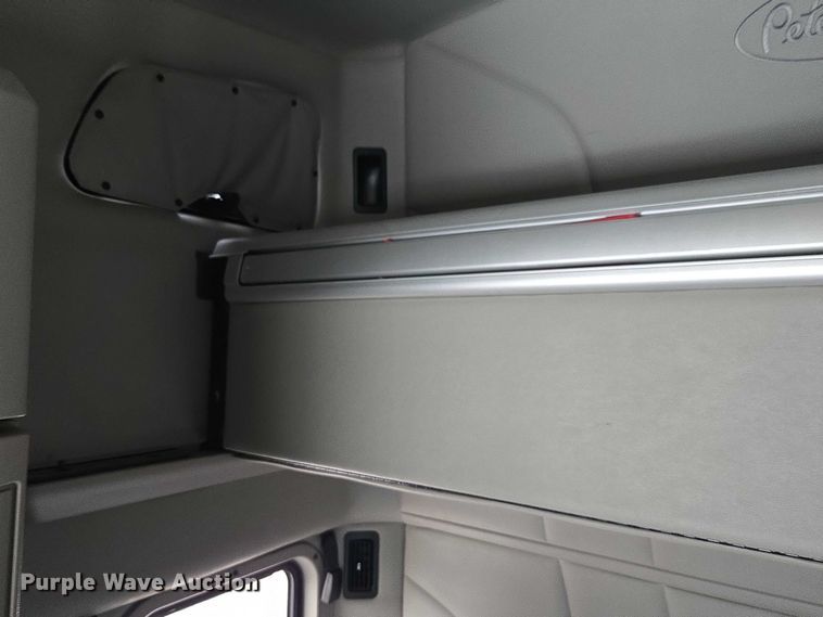 image for item YA0860 2020 Peterbilt 579 semi truck