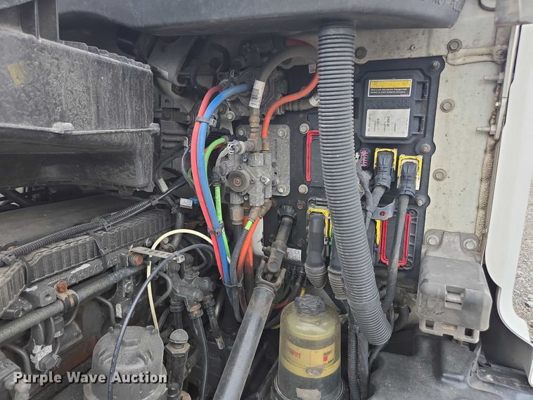 image for item YA0860 2020 Peterbilt 579 semi truck