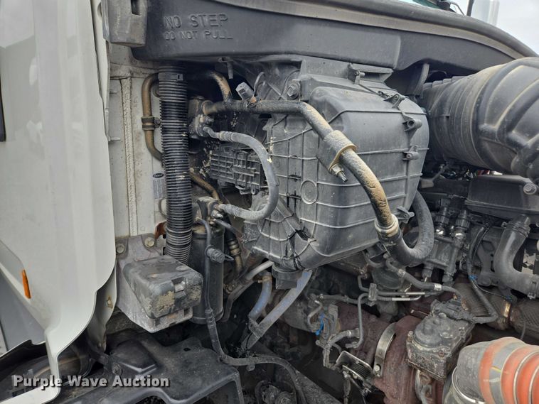 image for item YA0860 2020 Peterbilt 579 semi truck