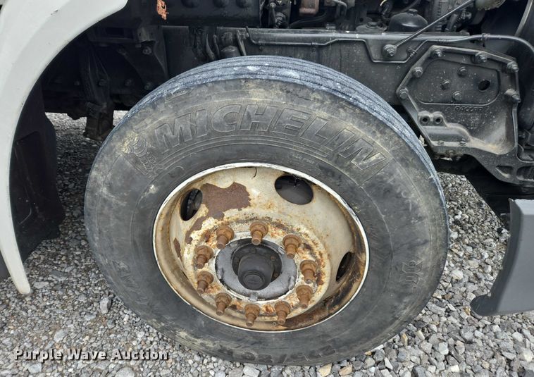 image for item YA0860 2020 Peterbilt 579 semi truck