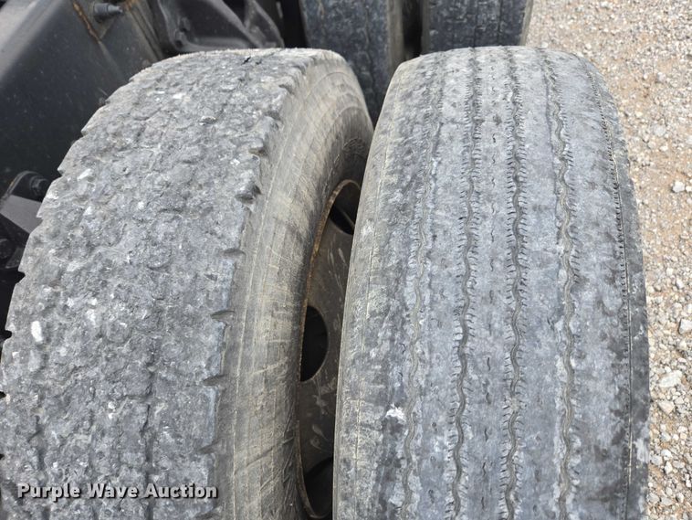 image for item YA0860 2020 Peterbilt 579 semi truck