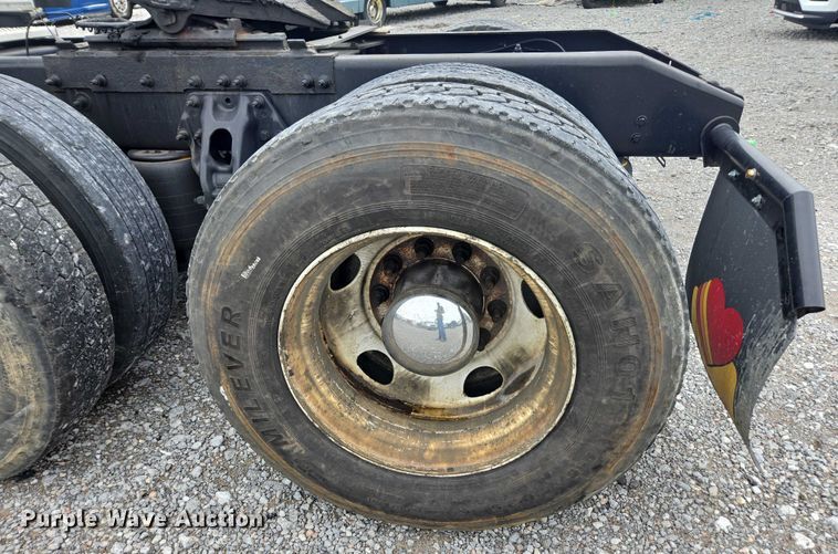 image for item YA0860 2020 Peterbilt 579 semi truck