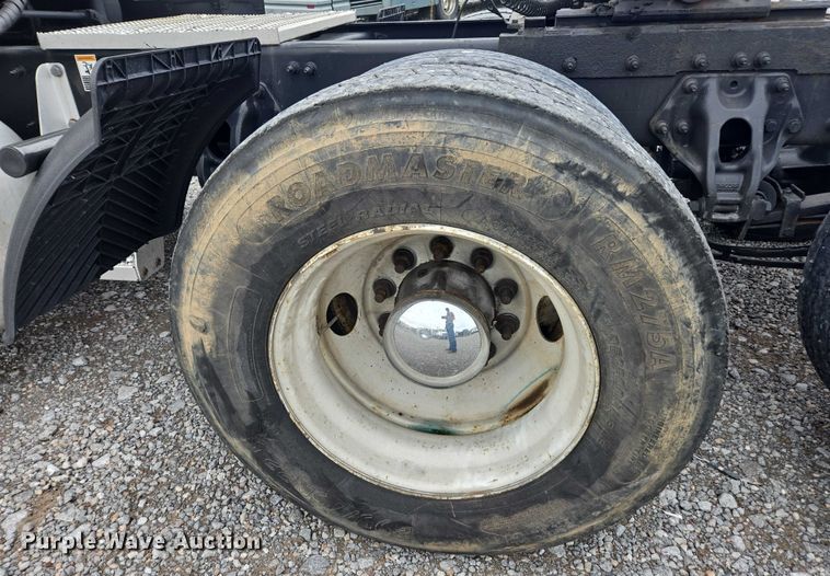 image for item YA0860 2020 Peterbilt 579 semi truck