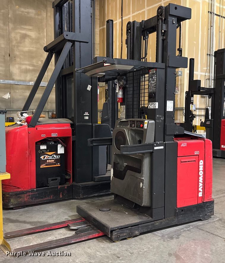 image for item DI9111 2016 Raymond 5600 order picker