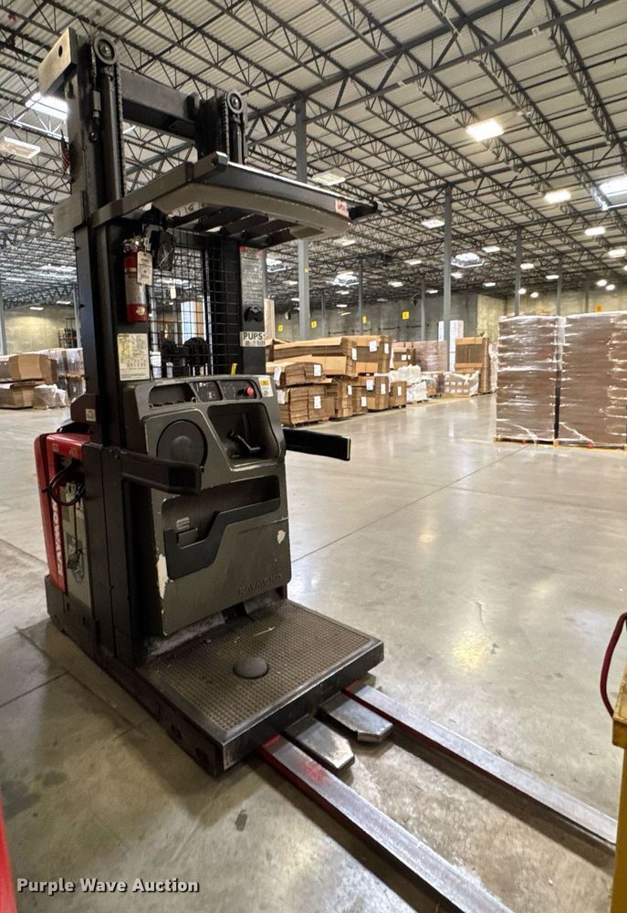 image for item DI9111 2016 Raymond 5600 order picker