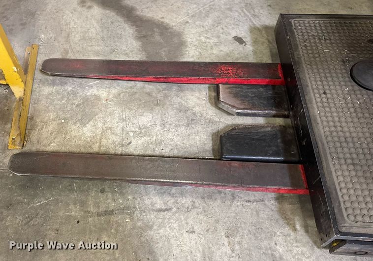 image for item DI9111 2016 Raymond 5600 order picker