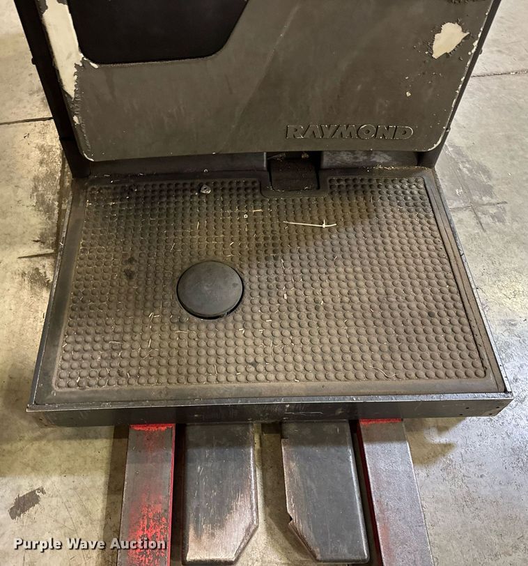 image for item DI9111 2016 Raymond 5600 order picker