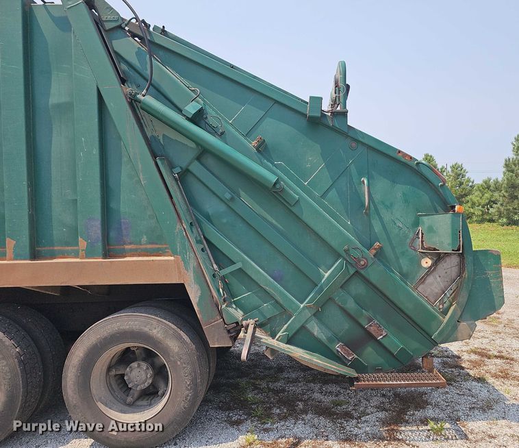 image for item DR3955 1986 International S1900 refuse truck