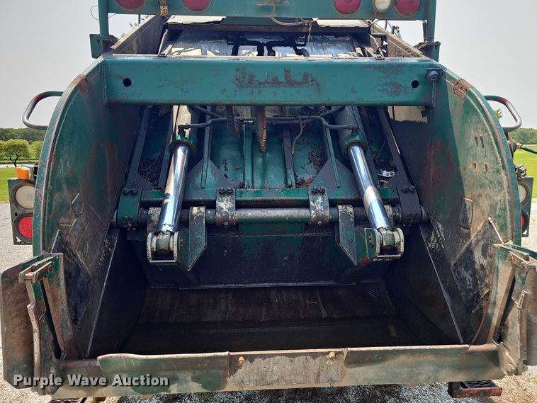 image for item DR3955 1986 International S1900 refuse truck