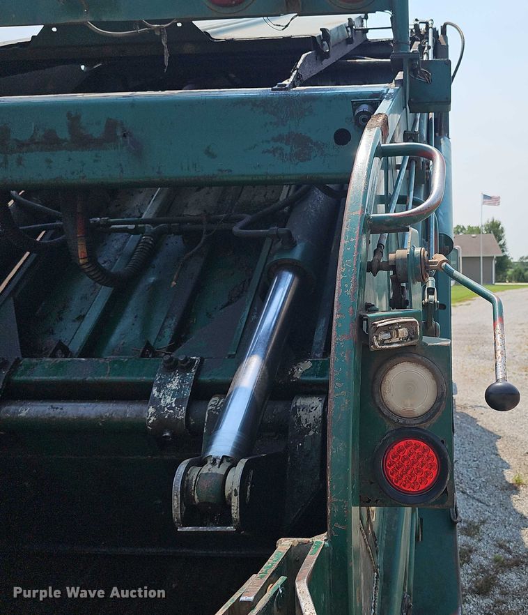 image for item DR3955 1986 International S1900 refuse truck