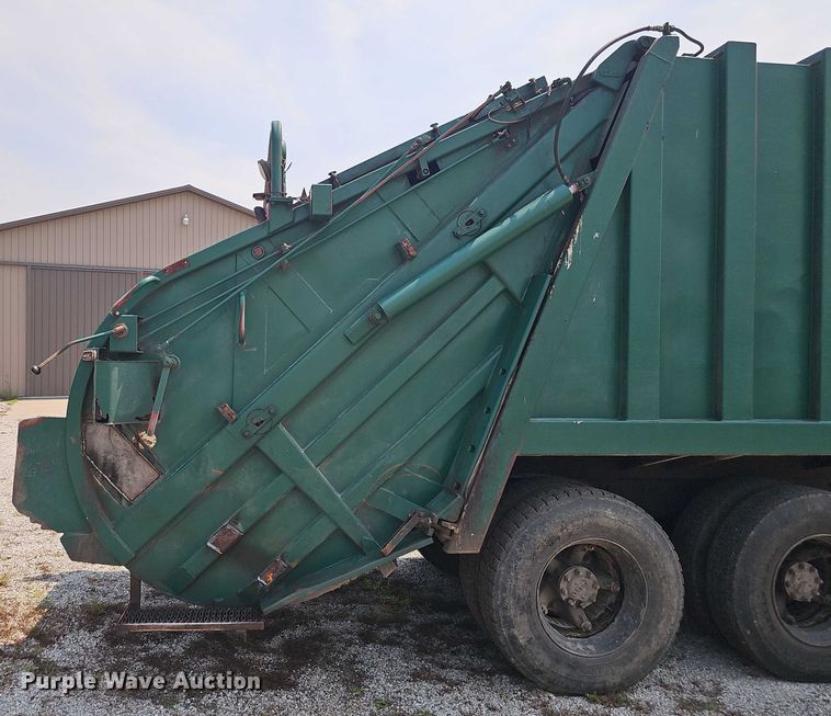 image for item DR3955 1986 International S1900 refuse truck