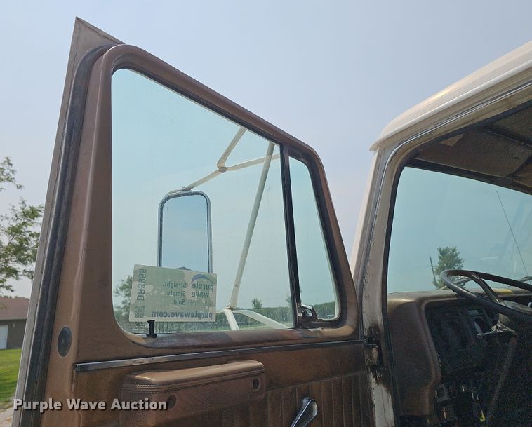 image for item DR3955 1986 International S1900 refuse truck