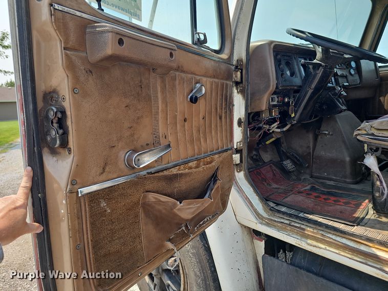 image for item DR3955 1986 International S1900 refuse truck