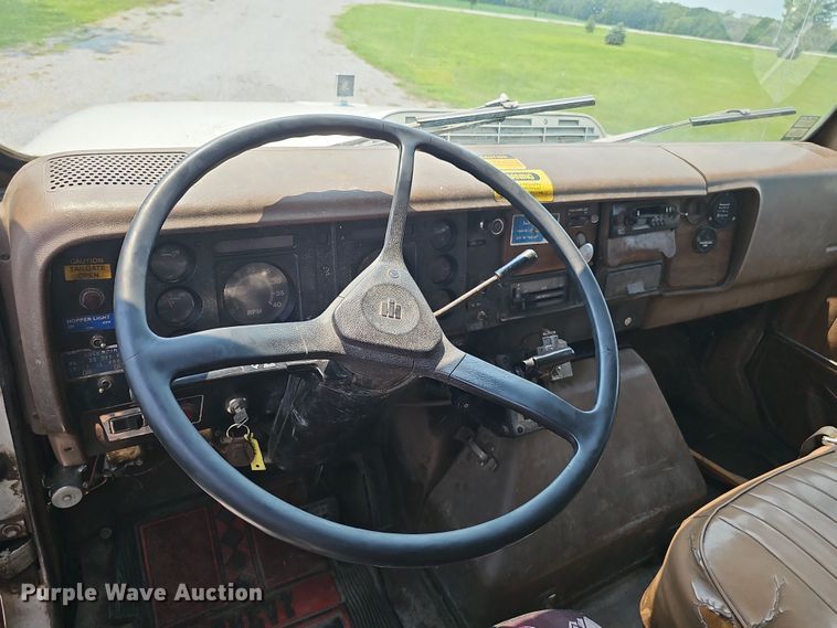 image for item DR3955 1986 International S1900 refuse truck