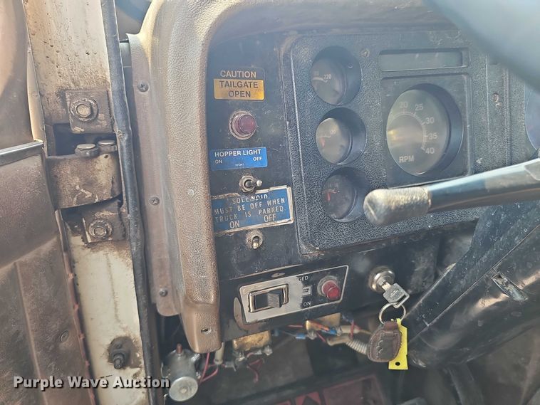 image for item DR3955 1986 International S1900 refuse truck