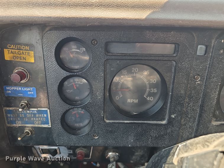 image for item DR3955 1986 International S1900 refuse truck