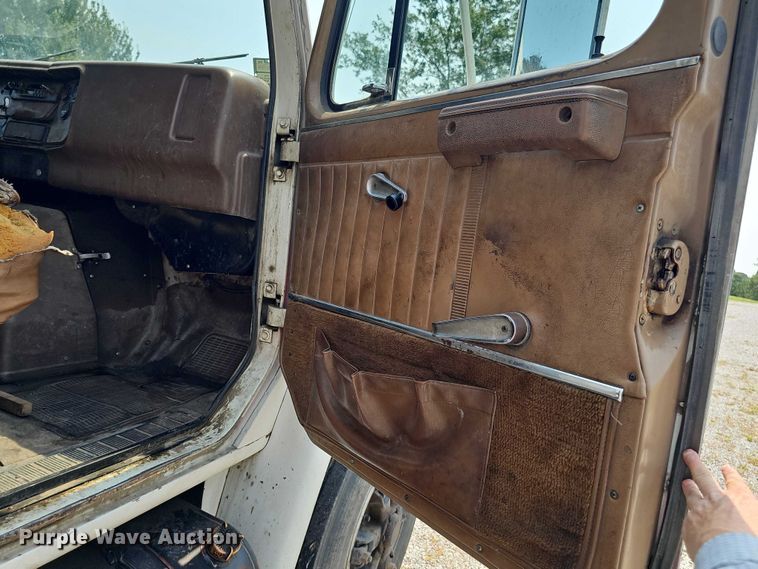 image for item DR3955 1986 International S1900 refuse truck