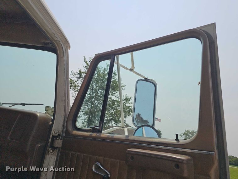 image for item DR3955 1986 International S1900 refuse truck