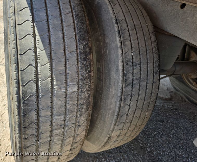 image for item DR3966 2004 Utility VS2DC dry van trailer