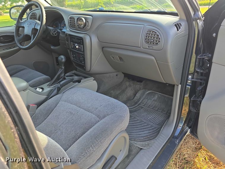 image for item DR3981 2004 Chevrolet TrailBlazer LS SUV