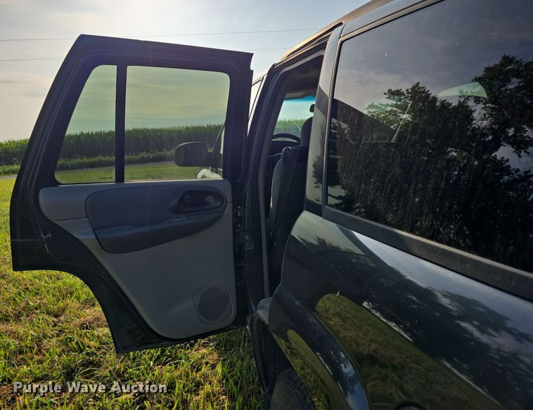 image for item DR3981 2004 Chevrolet TrailBlazer LS SUV